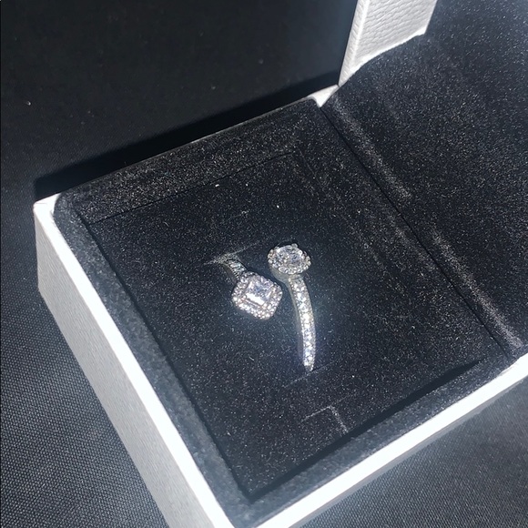 Size ‘6 Women’s Pandora Ring - Picture 2 of 3